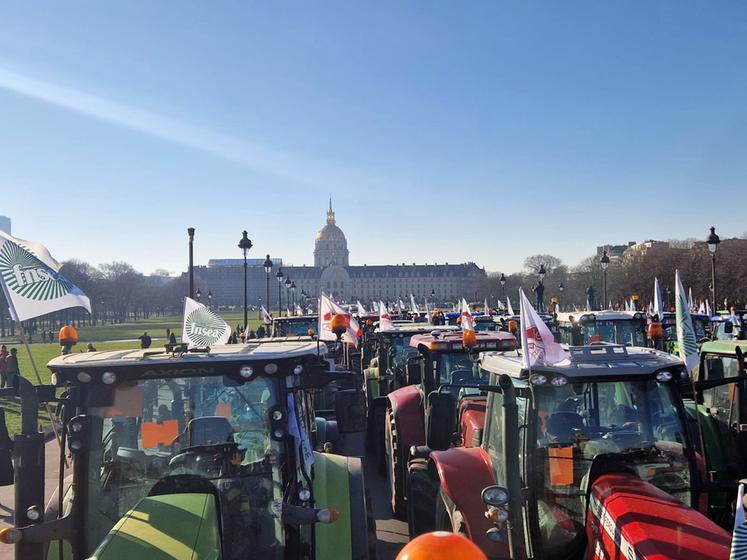 650 tracteurs étaient garés mercredi 8 février devant l'hôtel des Invalides à Paris.