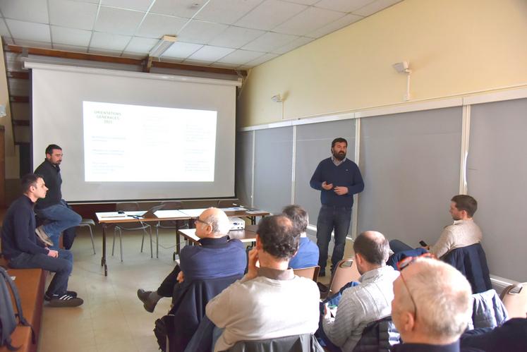 Florent Guilloteau et Sébastien Baron, respectivement secrétaire et chef d'équipe des conseillers grandes cultures, ont présenté les missions de la CA45.