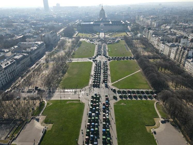 Mercredi 8 février, près de 650 tracteurs, dont une cinquantaine de Jeunes agriculteurs de la région Centre-Val de Loire, étaient présents sur l'esplanade des Invalides. 