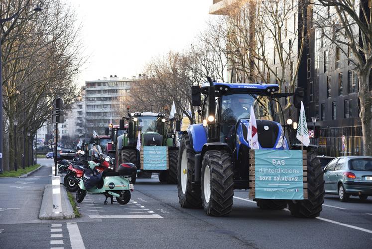 Le cortège arborait des slogans tels que « Pas d'interdictions sans solutions » ou « Macron liquide l'agriculture ».
