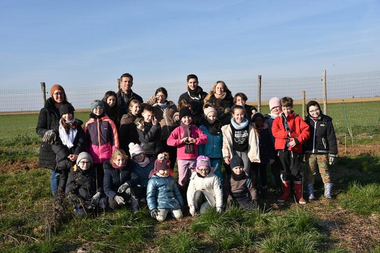 À Videlles (Essonne), jeudi 9 février. Les élèves de GS-CM1-CM2 ont investi l'exploitation de Christophe Chambon pour planter quelque 250 arbres.