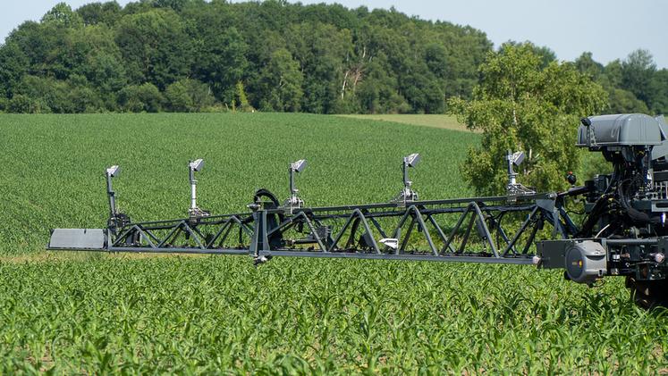 Les caméras les plus perfectionnées sont capables, grâce à l’intelligence artificielle, d’identifier les adventices au sein de la culture.