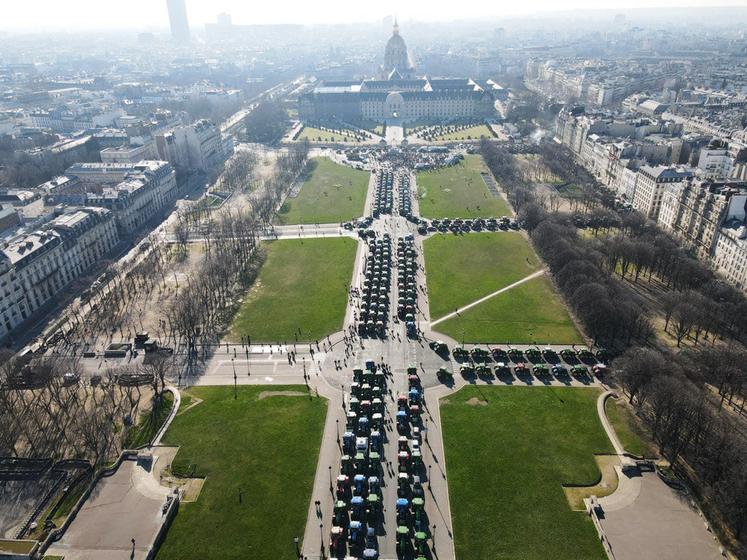 La manifestation du 8 février a rassemblé 650 tracteurs et plus de 3 000 agriculteurs aux Invalides à Paris.