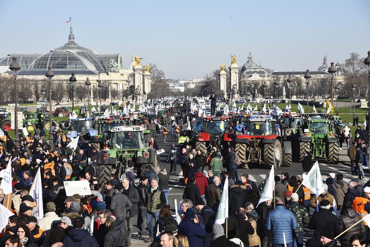 Les agriculteurs de trente départements ont investi l'esplanade des Invalides le temps d'une journée.