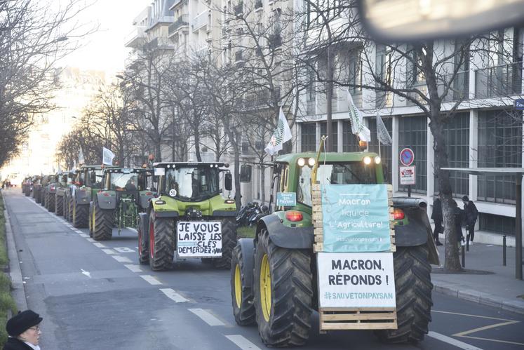 Les agriculteurs ont défilé dans Paris afin de rejoindre les Invalides, recevant le soutien de nombreux citoyens.