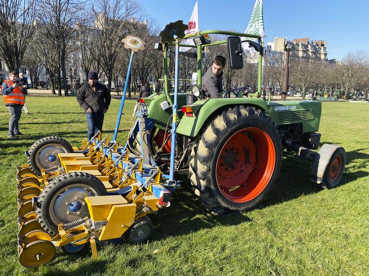 Un semis de betteraves a été réalisé sur la pelouse de l'esplanade des Invalides par un Jeune agriculteur de Seine-et-Marne.