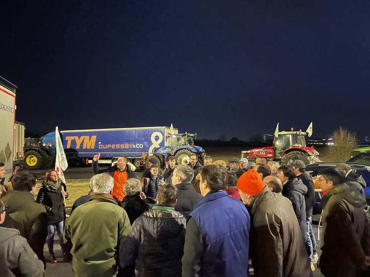 Briefing sécurité avant le départ du convoi sur l'A5 à Saint-Germain-Laxis.