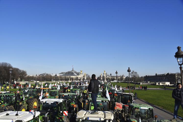 Les agriculteurs de trente départements ont investi l'esplanade des Invalides le temps d'une journée.