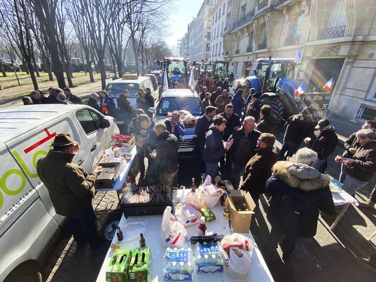 À l'issue des discours officiels, les convois (ici celui de Provins) avaient organisé des moments de convivialité.