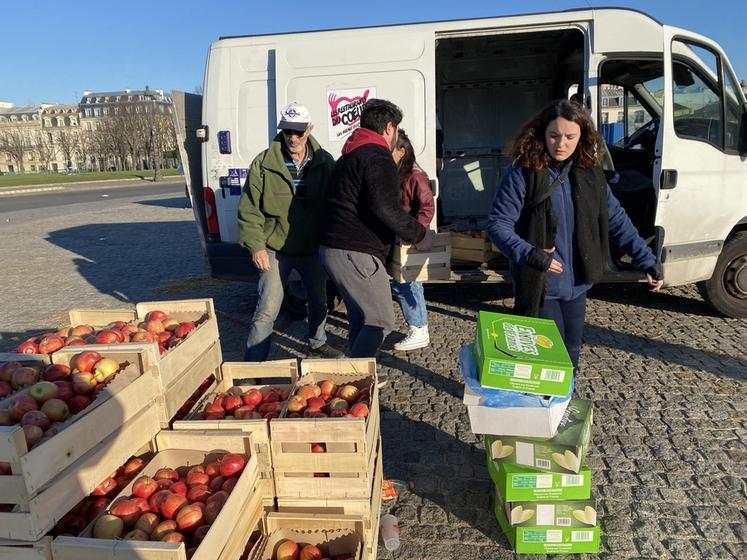 Les produits agricoles mis en scène ont été offerts à des associations caritatives à l'issue de l'action syndicale.