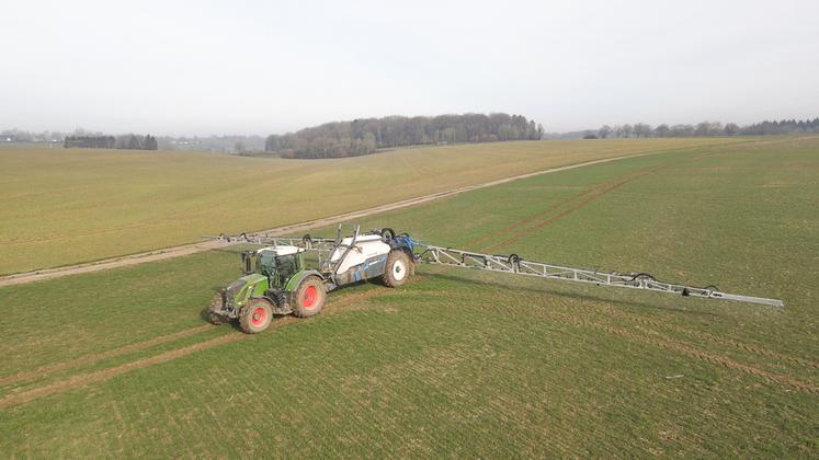 Le pulvérisateur Evrard Meteor R Activ 5200 de 36 mètres, possède 9 tronçons pour éviter les manques ou surdosages sur les parcelles.