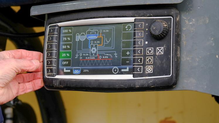 L'agriculteur apprécie l'écran du Command Box 7 qui permet de visualiser sa préparation avec un synoptique.