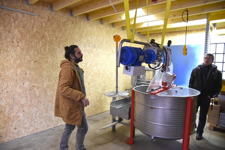 Fouju, vendredi 16 décembre. Jean-Noël Péché présente ses différentes machines qui lui permettent d'aller de la ruche au pot ou au fût.