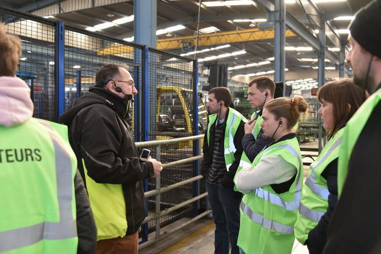 14 février, Escrennes. Accompagnés d'un salarié de l'entreprise, les éleveurs ont pu visiter l'usine Jourdain.