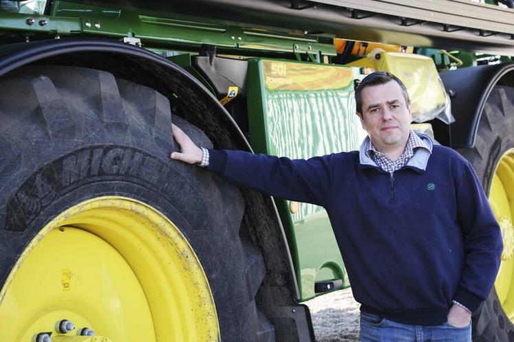 Le pulvérisateur R4150i d’Aurélien Chainé est doté de la technologie ExactApply. « Le gain de temps commence dès le remplissage », apprécie l’agriculteur.