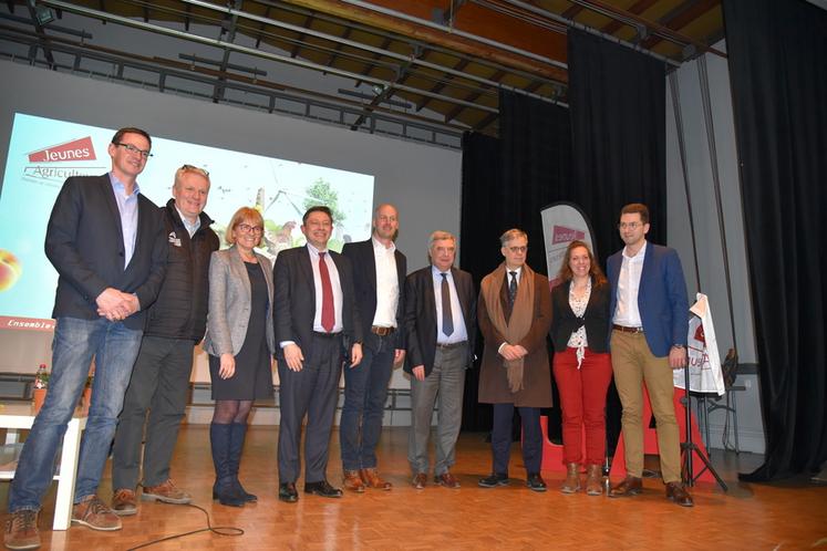 Grisy-Suisnes, jeudi 16 février. Yves Coppé, Pauline Simony et Maxime Liévin aux côtés du préfet, des présidents de la FDSEA 77 et chambre d'Agriculture et d'élus qui ont assisté aux travaux de l'assemblée générale de JA 77.