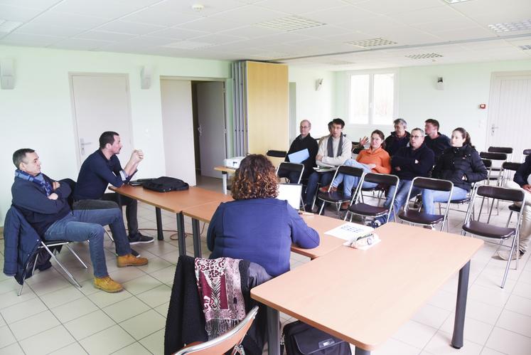 Le 16 février, à Miermaigne. Le groupe Éleveur et engagé a établi ses plannings de fourniture d'animaux pour ses partenaires jusqu'en septembre.