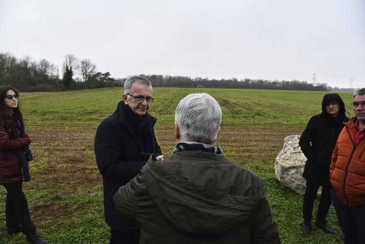 François Bonneau découvre le terrain maraîcher dont la principale parcelle s'étend sur 4 hectares.