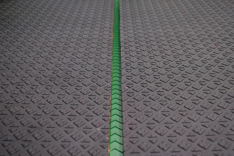 Une courroie en mouvement permet de séparer la partie liquide d'un côté et un racleur classique pour la partie solide à l'opposé.