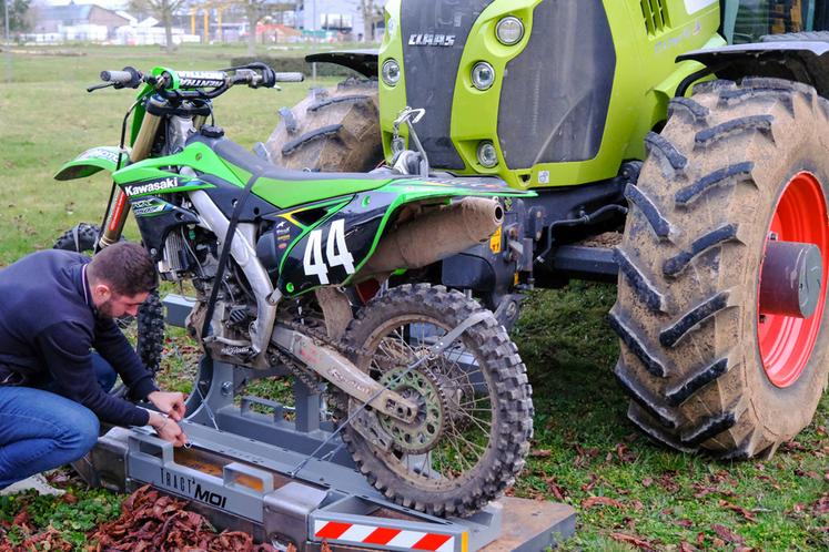 Jeudi 23 février, à Châteaudun. Clovis Richard, cofondateur de la solution Tract'moi, explique son fonctionnement avec une moto.