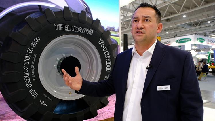 Jonathan Ramos, directeur technique chez Trelleborg France, présente l'ATMS au Sima 2022, une innovation qui permet d'automatiser le télégonflage.