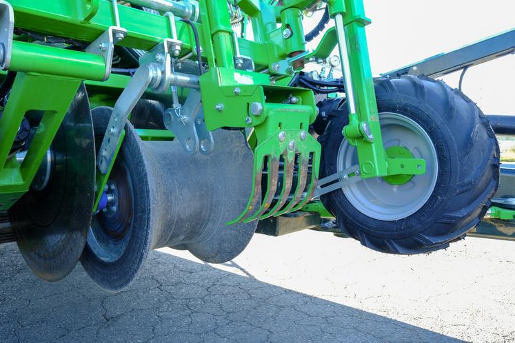 Le cadre ACC n'utilise plus de diabolos durant l'arrachage et récupère les données nécessaires au réglage de profondeur grâce à un capteur.