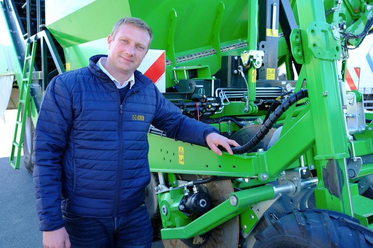 Joffray Challine, spécialiste pommes de terre chez Ghestem Agri et agriculteur sur 200 hectares, présente l'AVR Spirit 7200 avec un cadre ACC.