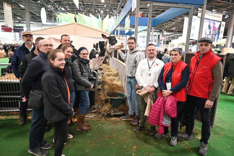 Une rencontre des différents éleveurs de Loir-et-Cher a été organisée par la Société départementale d'agriculture. Celle-ci a eu lieu devant Mancell Rangiora, la vache prim'holstein de l'élevage La Mancellière, situé à Saint-Marc-du-Cor. 
