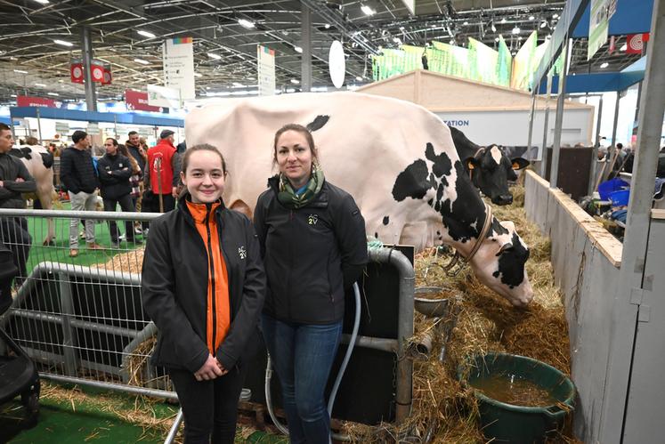 Chloé Brichet, apprentie au CFA de Montoire, a participé à la finale de pointage de la race prim'holstein accompagnée de son enseignante en zootechnie, Lauriane Fournier.