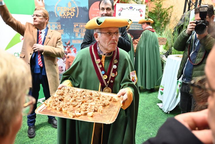 Une délégation de la Confrérie des rillettes et rillons de Touraine était présente sur le stand de la région Centre-Val de Loire (voir aussi en page suivante) pour faire déguster les spécialités de leur département d'Indre-et-Loire. 