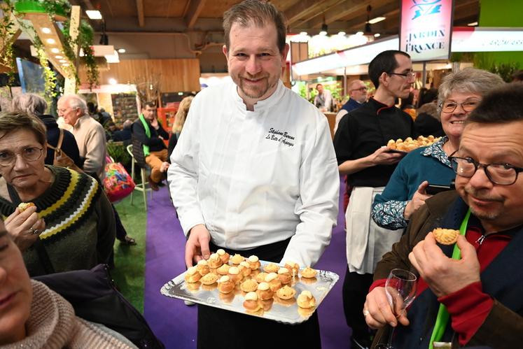 Le chef Stéphane Bureau a régalé les nombreux visiteurs venus sur le stand dédié au Loir-et-Cher avec ses créations réalisées à partir de produits d'Indre-et-Loire.