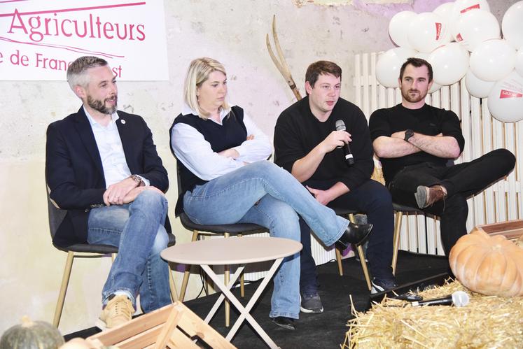 De g. à d. lors de la table ronde : Quentin Le Guillous, Amandine Muret-Béguin, Quentin Maurice et Jeffrey Vanhalst.