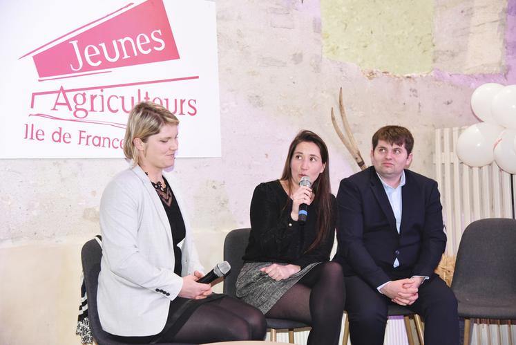 L'assemblée générale était présidée par Alix Heurtaut (au micro), accompagnée d'Eloïse Le Grand et Baptiste Devienne.