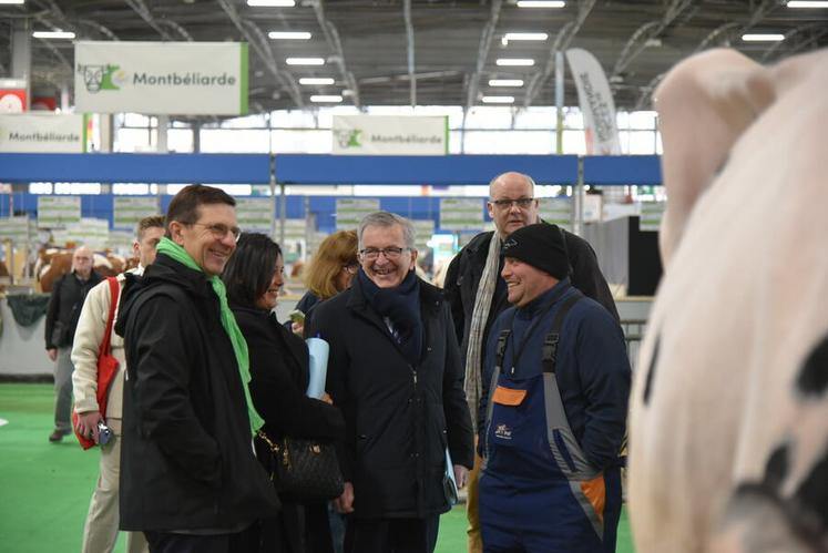 Mardi 28 février, lors de l'inauguration régionale, les élus de la région sont allés à la rencontre des éleveurs. Premier arrêt chez le Loirétain Sébastien Bonamy (EARL des Fromenteries). Retrouvez le parcours de l'éleveur dans notre prochaine édition.