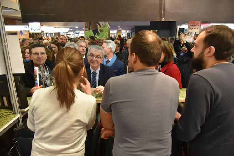 François Bonneau et Philippe Noyau se sont arrêtés sur le stand de La Brasserie des merveilles, rares producteurs loirétains de l'espace régional.