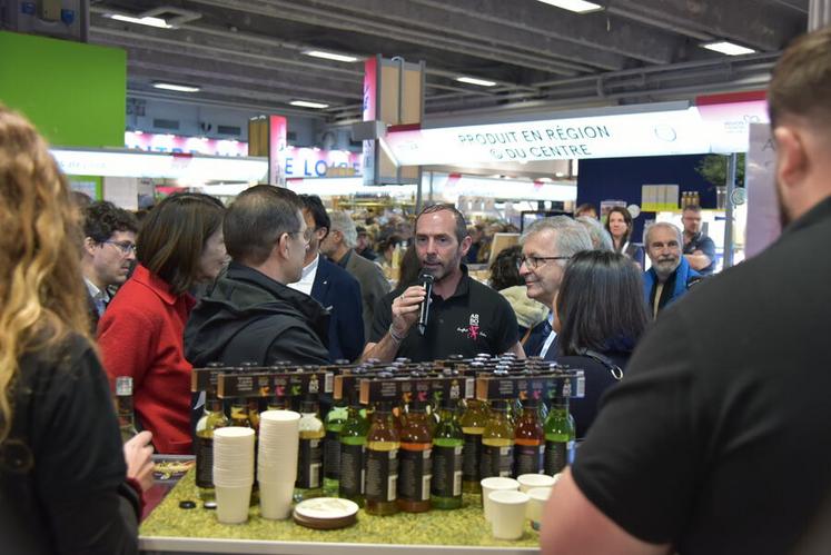 Discussion avec David Feuillette, gérant des Vergers des Beaumonts, à Bonny-sur-Loire, au sujet des boissons Arborigen.