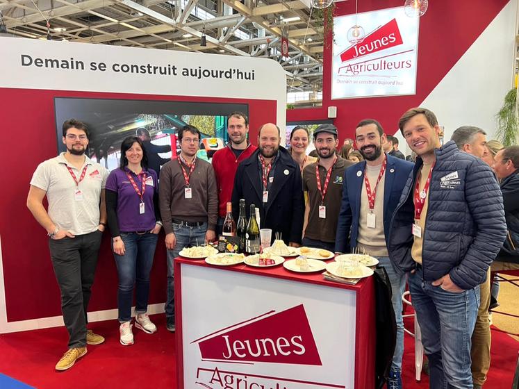 La délégation JA CVL a fait découvrir aux visiteurs les vins de la Vallée de la Loire, les cinq AOP de fromages de chèvre de la région, ainsi que les Sablés de Nançay.