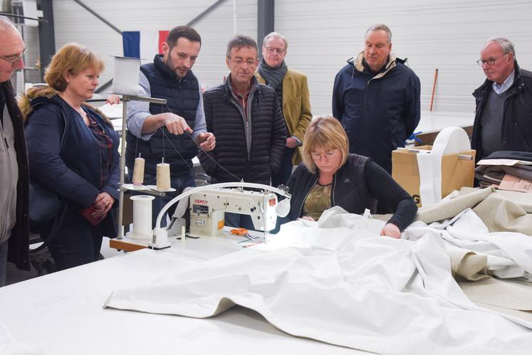 Le 16 février, à Nottonville. Stores-et-rideaux.com et Sodiclair proposent des produits sur mesure qui nécessitent une main-d'œuvre qualifiée.