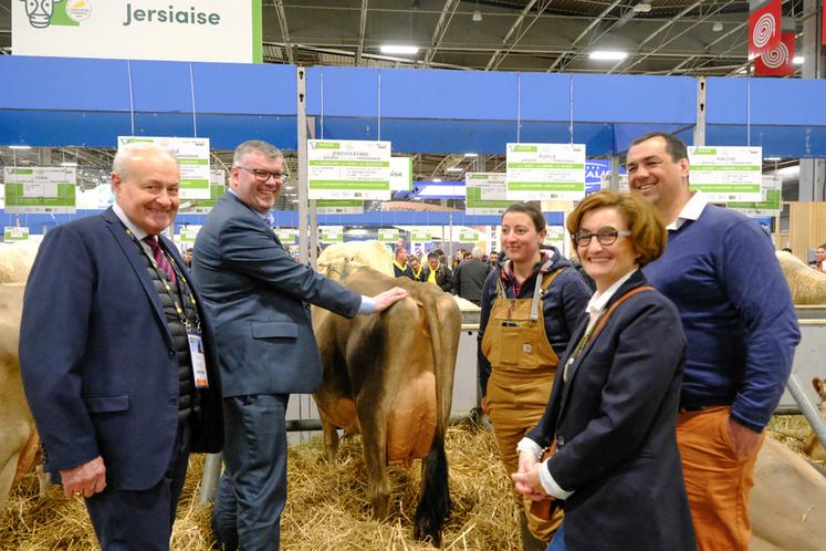 Les élus du département sont allés à la rencontre d'Adelaïde Hyson qui présente pour la seconde fois Kyara, une jersiaise, au Concours général agricole.