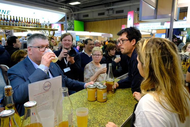 Christophe le Dorven (à g.), président du conseil départemental d'Eure-et-Loir, a dégusté le cidre bio de Baïo, récompensé au Concours général agricole.