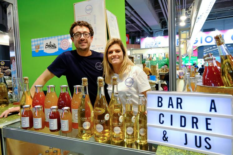 Le 1er mars, à Paris. Charles et Cécile Prieur sont satisfaits de leurs ventes et échanges durant le Salon international de l'agriculture.