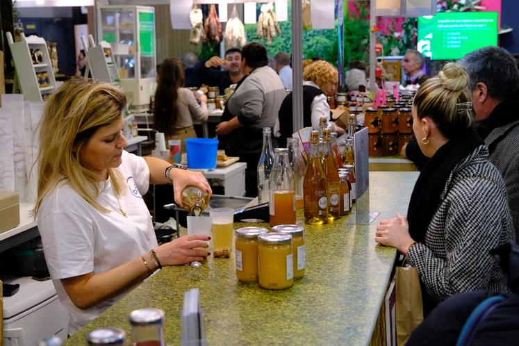Les visiteurs sont venus nombreux goûter le cidre bio médaillé de bronze.