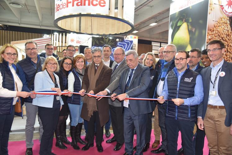 À Paris, mardi 28 février. Le président du Département de Seine-et-Marne, Jean-François Parigi, coupe le ruban inaugural aux côtés du préfet Lionel Beffre, du sénateur Pierre Cuypers et de la vice-présidente de la Région en charge de l'agriculture et de l'alimentation, Valérie Lacroute, et d'élus. 