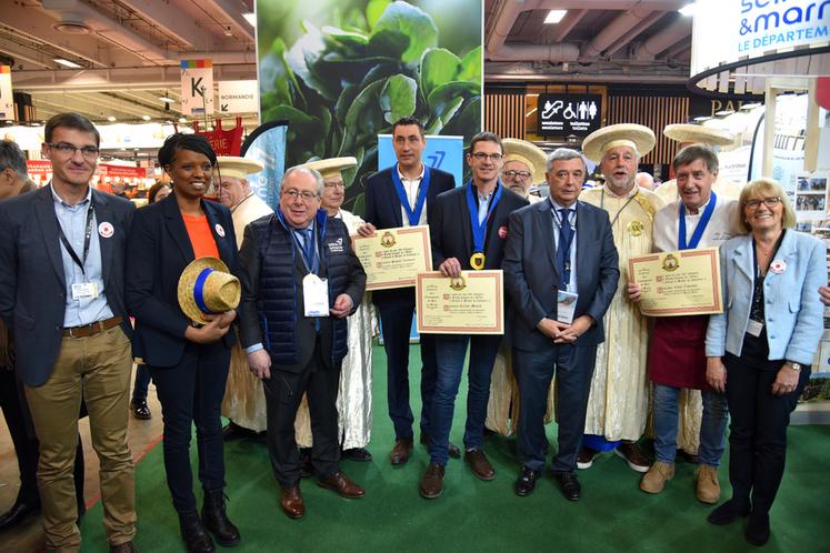 Cyrille Milard, président de la FDSEA 77, Samuel Vandaele, secrétaire général de la FDSEA 77, et Alain Fontaine, chef cuisinier, ont été fait chevalier de la Confrérie du brie de Meaux.