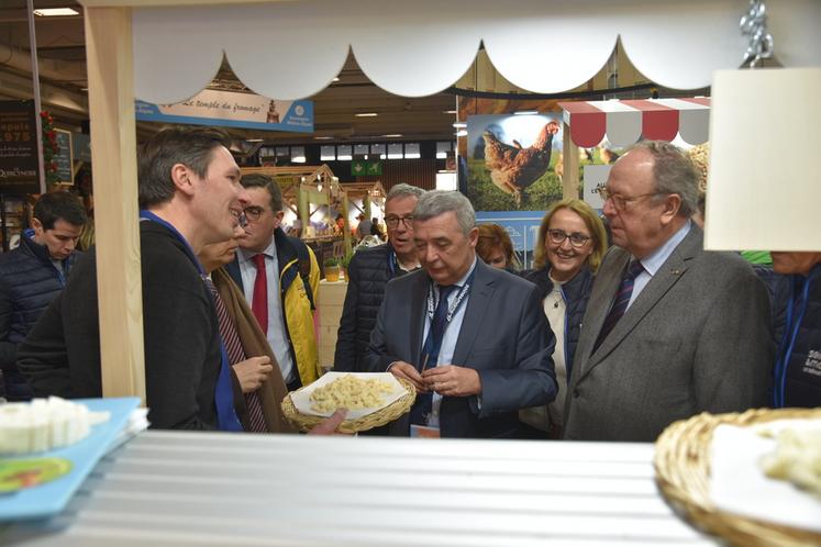 Échanges avec les producteurs présents comme Bertin Moret, l’un des trois associés des Fromages de chèvre Moret à Tancrou.  
