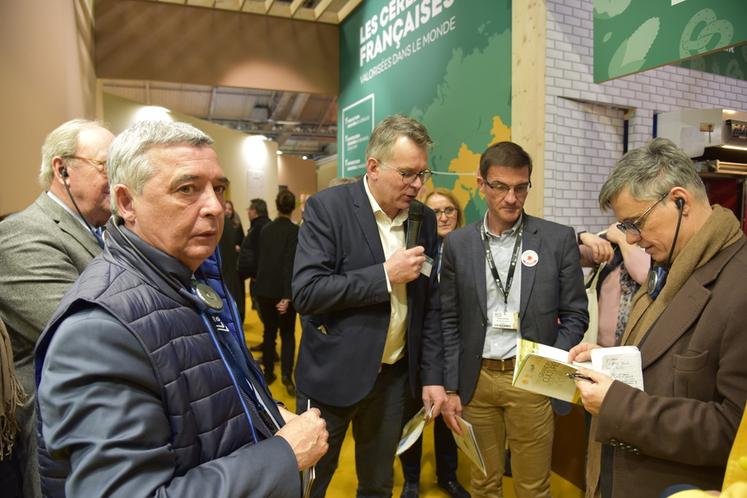 Philippe Heusèle (à g.), secrétaire général de l’AGPB, a appelé à « une agriculture qui doit redevenir un sujet politique, pas un sujet ­environnemental mais de production ».