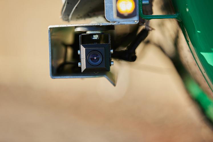 Les deux caméras à l'avant peuvent être placées sur le nez de capot ou sur l'outil équipé sur le relevage avant.