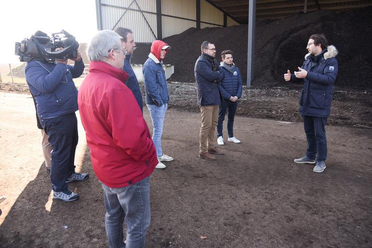 Le 28 février, à Villeau. Sous l'œil de la caméra de France 3, Paul Lhopiteau (à d.) a expliqué le fonctionnement de l'entreprise familiale Organo Beauce.