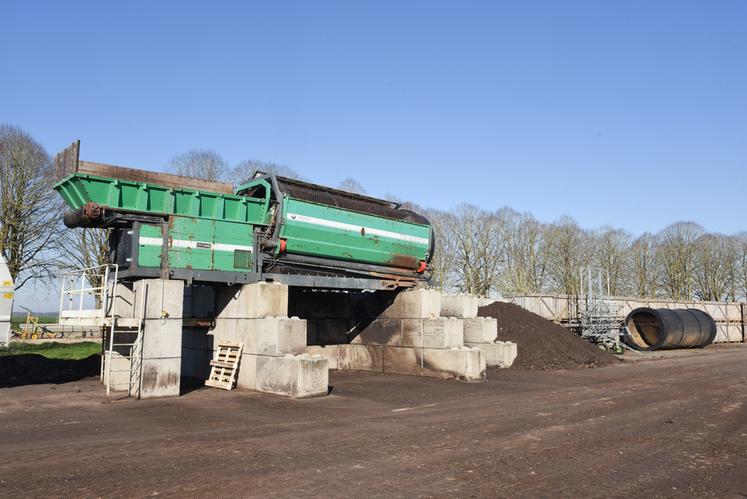 La machine qui passe au crible le compost.