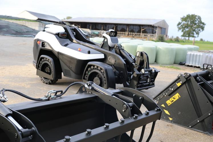 Le Loadix peut être équipé de différents outils tels qu'un godet classique, un godet d'alimentation ou une balayeuse, avec un accrochage automatique.